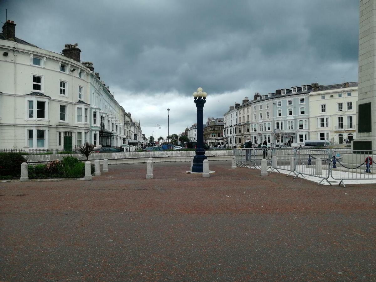 Overton Villa Hotel ランディドノー エクステリア 写真
